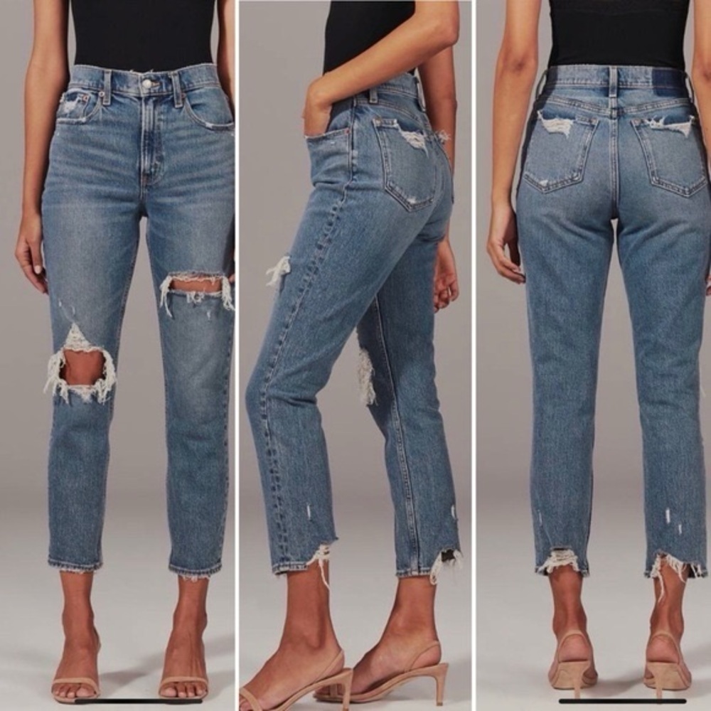 NWT Abercrombie & Fitch High Rise Mom Jeans in a light indigo wash